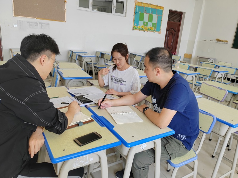 數字與信息工程彩杏教研室主任——曾雪英